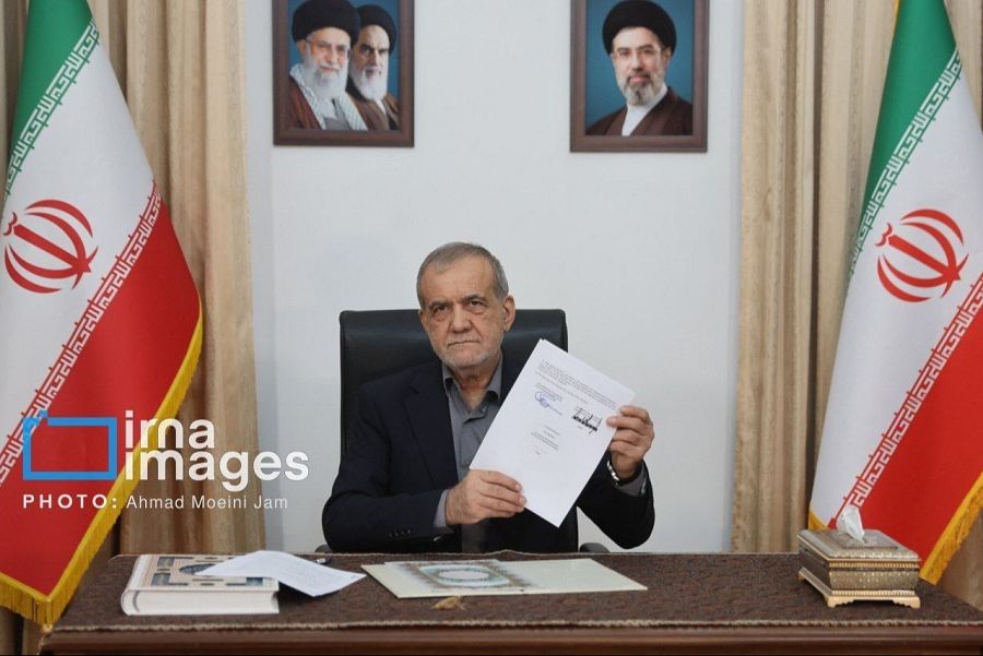 El presidente iraní Masoud Pezeshkian firma el memorando de entendimiento con Estados Unidos