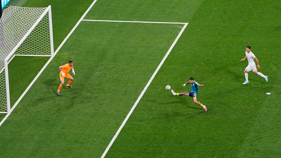Daniel Muñoz logra impactar el balón y marcar el primer gol del partido