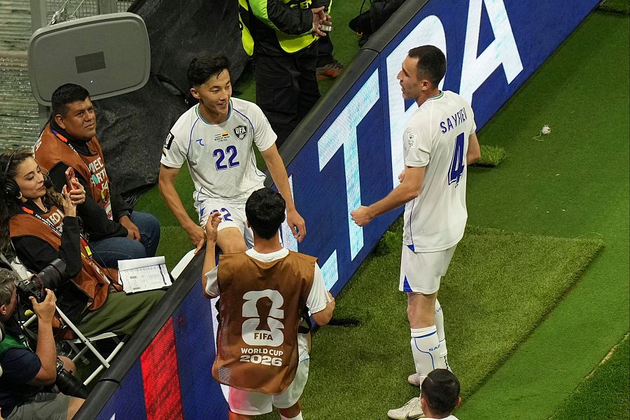 Abbosbek Fayzullaev celebra el primer gol en la historia de Uzbekistán en un Mundial
