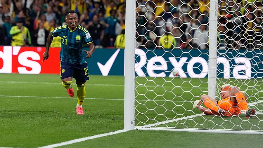 Jaminton Campaz celebra el tercer gol tras rematar dentro del áerea
