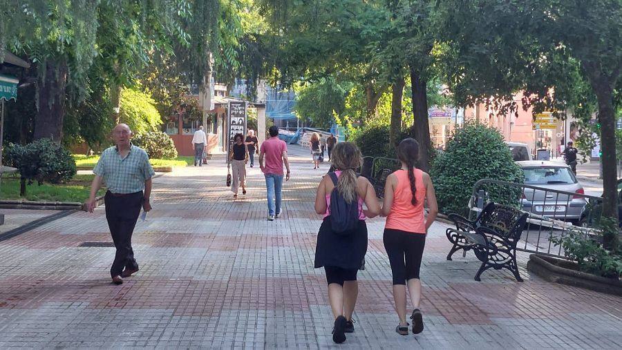 Gente en el paseo de Cánovas (Cáceres)