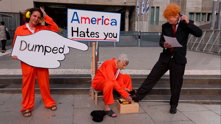 Manifestantes realizan una performance artística frente al Tribunal de Distrito de Tel Aviv, antes del testimonio de Benjamin Netanyahu esta mañana
