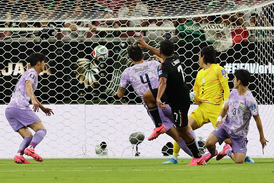 Luis Romo remata a placer en el primer gol tras el fallo de Kim Seung-gyu