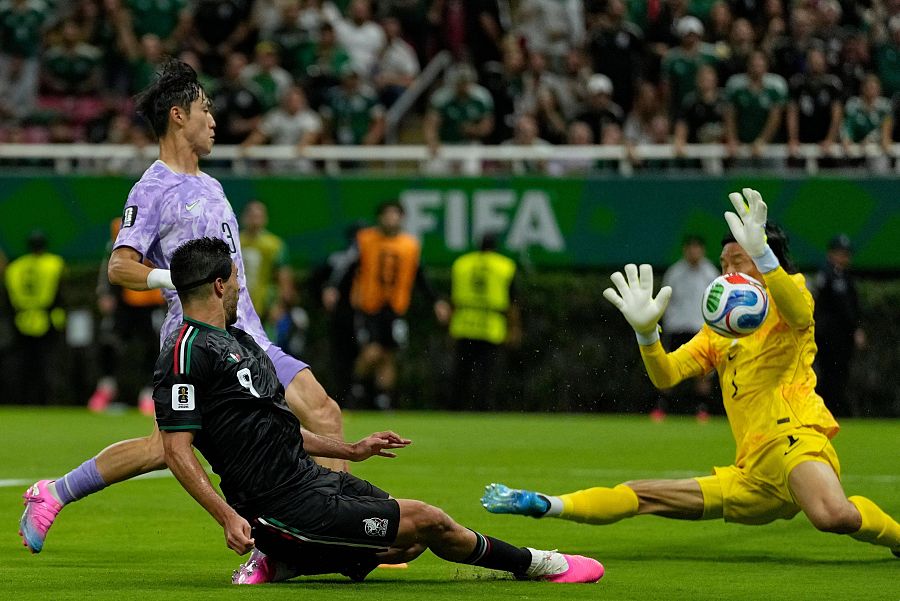 Seung-gyu repele un disparo de Raúl Jiménez en el área pequeña