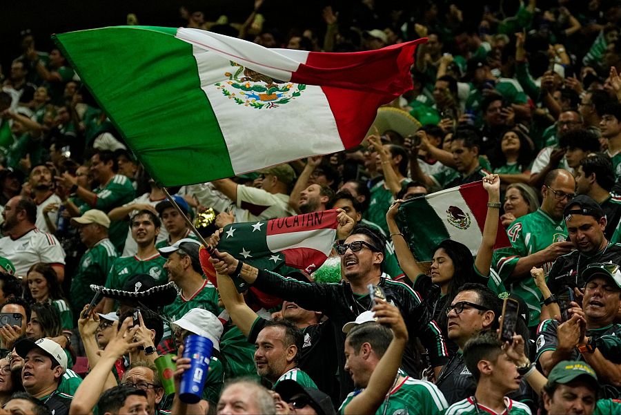 La afición mexicana celebra la victoria contra Corea del Sur en el Estadio de Guadalajara