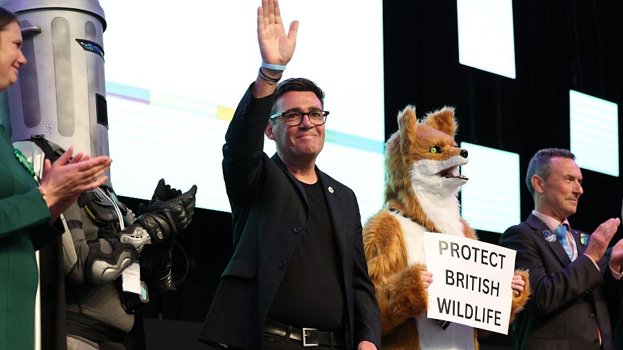 El candidato del Partido Laborista Andy Burnham saluda tras ser confirmado como ganador de las elecciones parciales de Makerfield en Wigan, Reino Unido, el 19 de junio de 2026.
