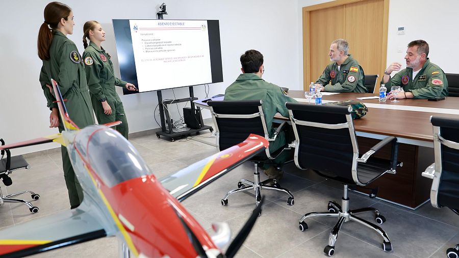 La heredera expuso los detalles técnicos de la misión incluyendo el funcionamiento crítico del asiento eyectable.