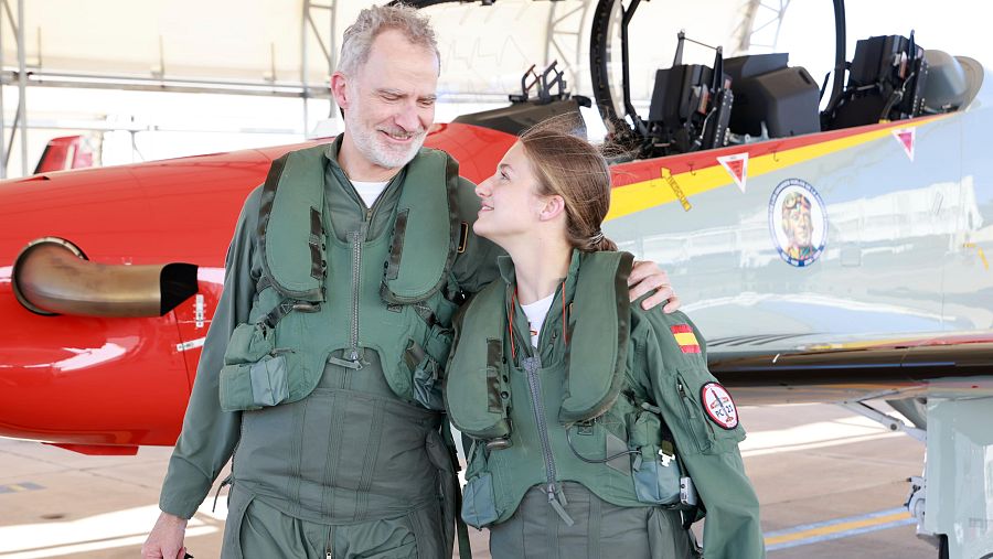 Tras aterrizar y tras un nuevo abrazo, el rey Felipe VI manifestó sentirse 