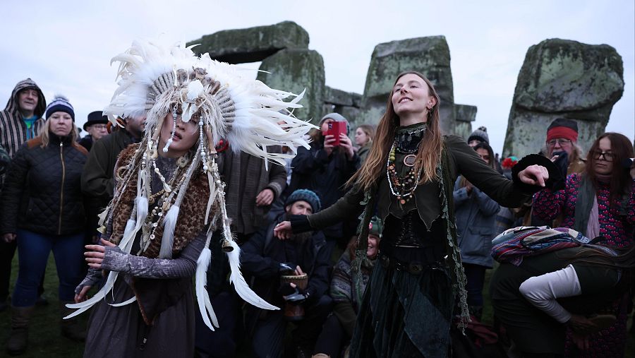 Bailes en el contexto del auge de las religiones neopaganas en Stonehenge, en 2025