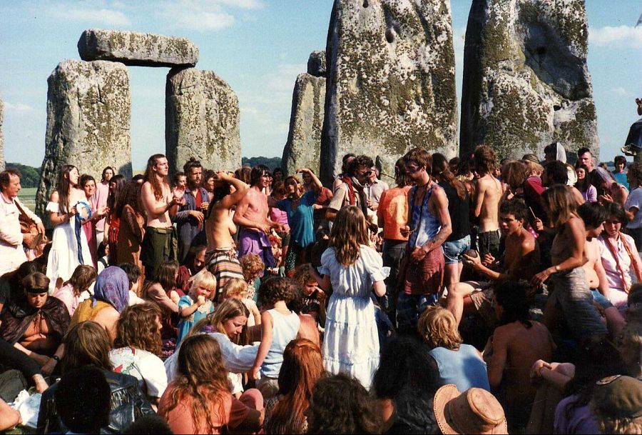 Asistentes al Stonehenge Free Festival, en su última edición en 1984