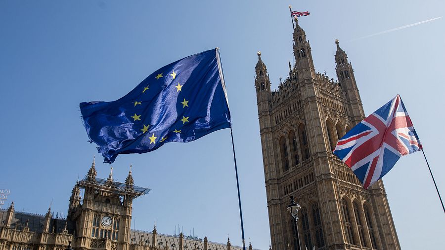 Banderas de Reino Unido y de la UE frente al Parlamento británico