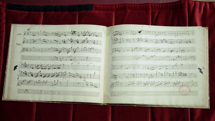 Se trata de un hallazgo poco común: un cuaderno de composición de Mozart, que contiene siete piezas para flauta y arpa y las lecciones que impartió a la duquesa de Guînes.