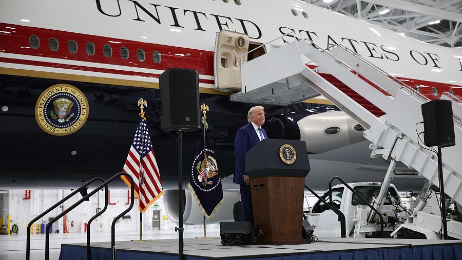 Donald Trump muestra el nuevo Air Force One, donado por Catar, cuya remodelación ha ascendido a 400 millones de dólares.