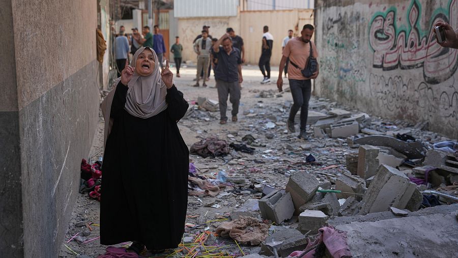 Residentes inspeccionan los escombros del apartamento de la familia palestina Safadi en la ciudad de Gaza, el sábado 20 de junio de 2026, tras un ataque aéreo israelí nocturno.