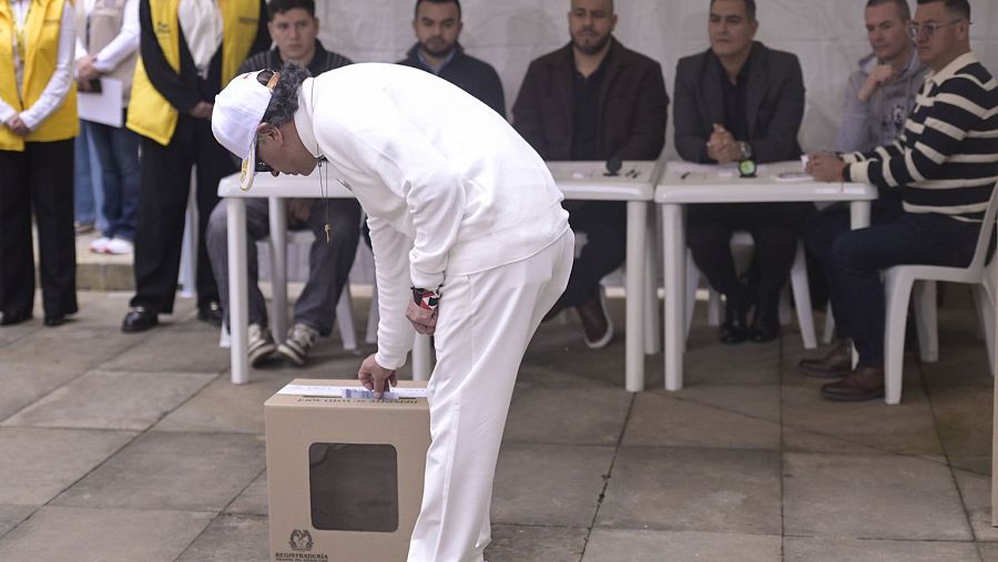 Petro vota en la segunda vuelta de las presidenciales
