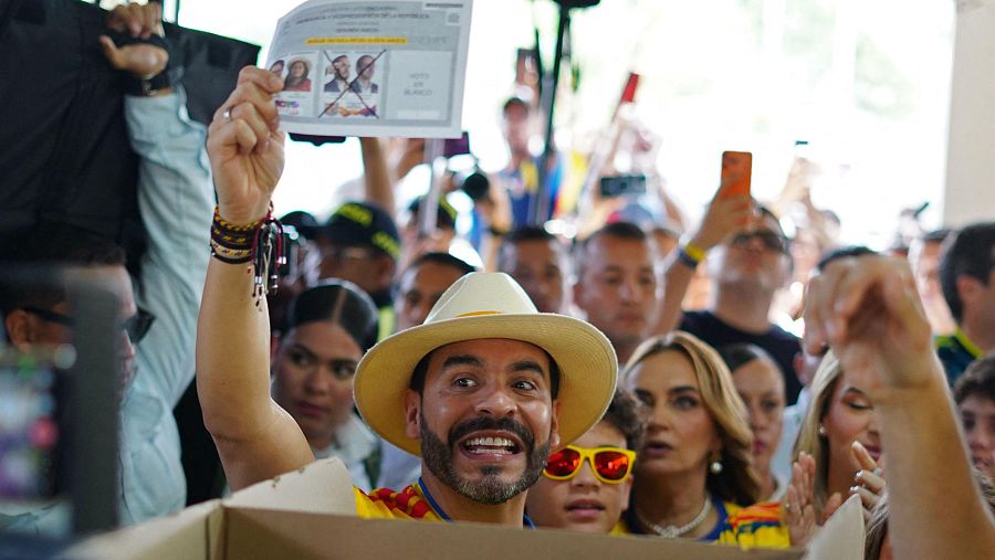 De la Espriella muestra su tarjeta electoral en un centro de votación en Barranquilla