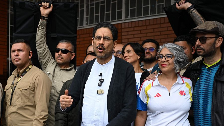 Cepeda a su llegada a un colegio electoral de Bogotá