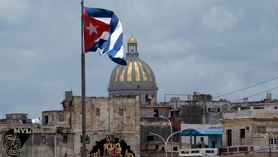 La bandera de Cuba ondea sobre el Malecón, en la Habana