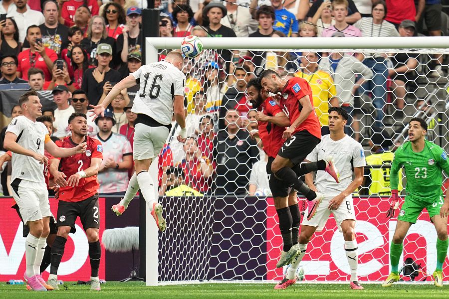 Finn Surman rematando a placer en medio del área en el primer gol ante Egipto