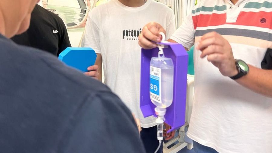 Colocación de una Chemobox en uno de los soportes para cubrir y camuflar las bolsas de suero y los tratamientos de quimioterapia.
