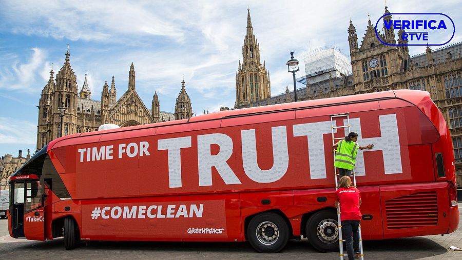 El autobús del bulo del Brexit, con el nuevo diseño de Greenpeace