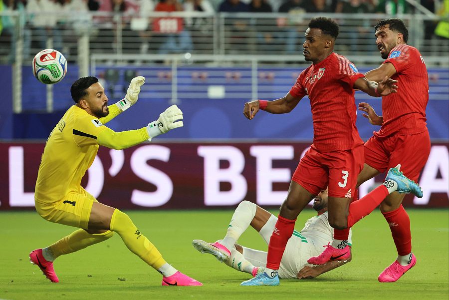 Yazeed Abulaila repele el disparo de Riyad Mahrez