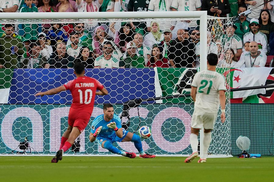 El portero argelino Luca Zidane ataja un disparo de Jordania