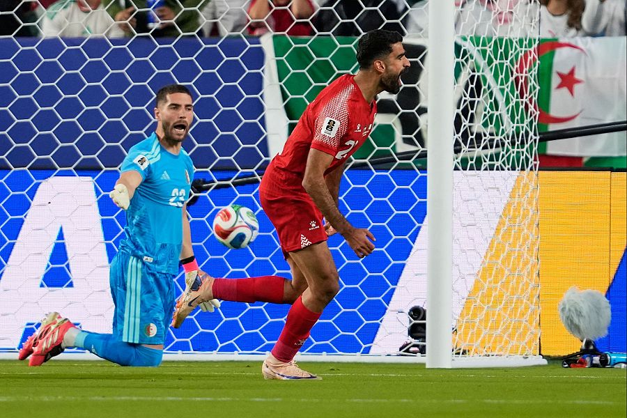 Nizar Al-Rashdan celebra el gol contra Argelia