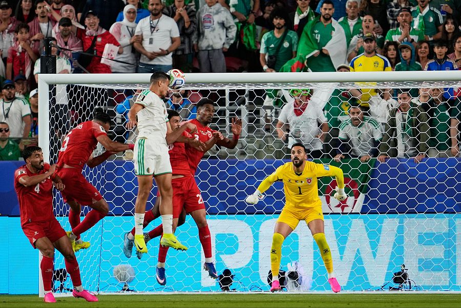 Remate de Benbouali que significó el gol del empate de Argelia