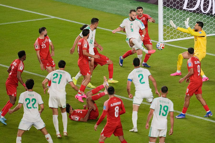 Momento del remate de Amine Gouiri en el gol definitivo de la remontada de Argelia ante Jordania