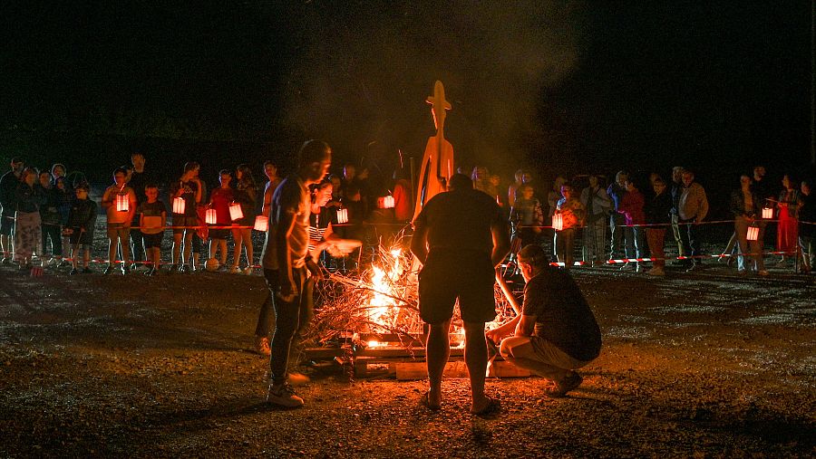 Hoguera en una playa española, durante la celebración de la noche de San Juan