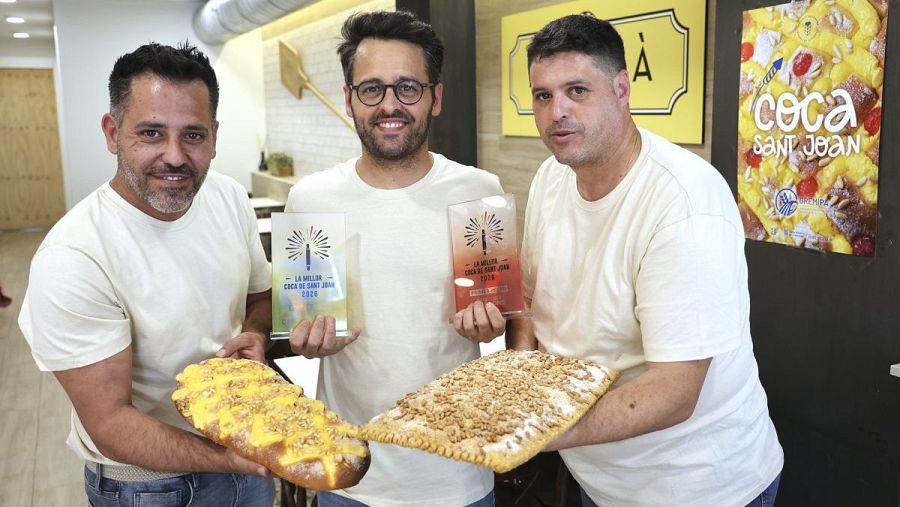 Els germans Joan, Andreu i Josep Martorell amb la coca de pinyons i de crema i la de llardons, guanyadores de premis al concurs de la millor coca de Sant Joan