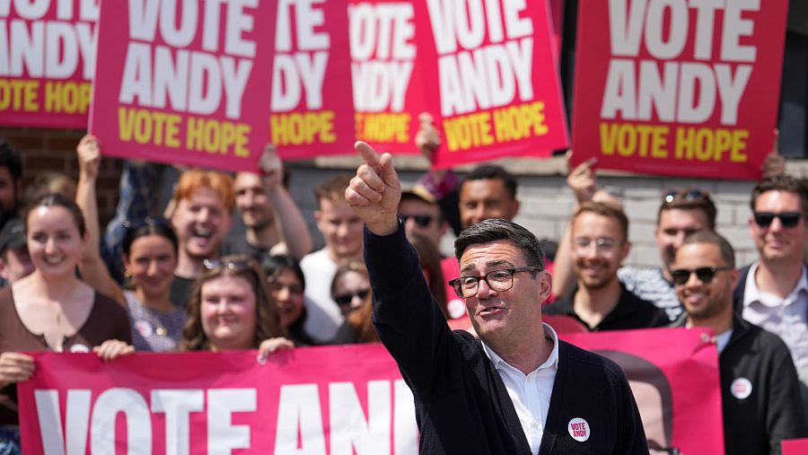 Andy Burnham, rodeado de simpatizantes, en la elección parcial en Makerfield.