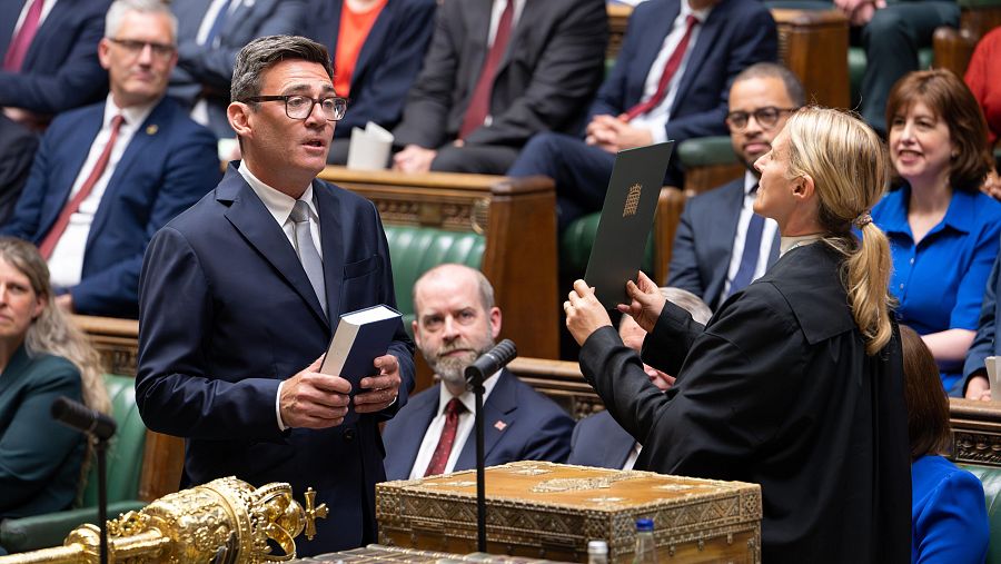 Andy Burnham jura como diputado