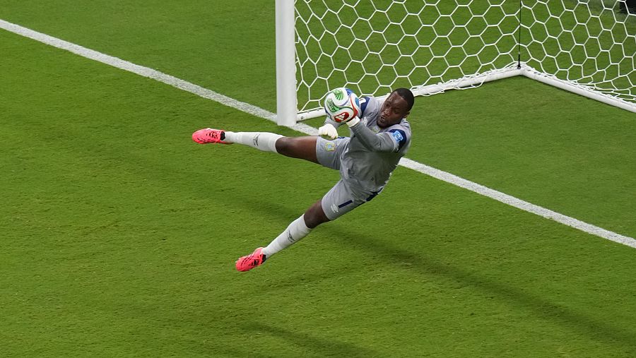 Mpasi realizando una de sus numerosas paradas ante Colombia