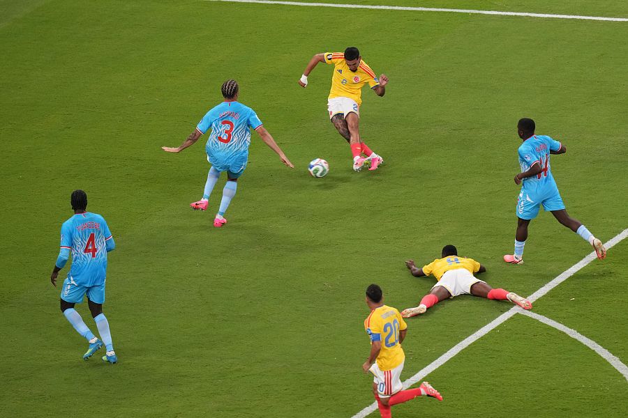 Momento del golpeo de Daniel Muñoz que dio el gol a Colombia