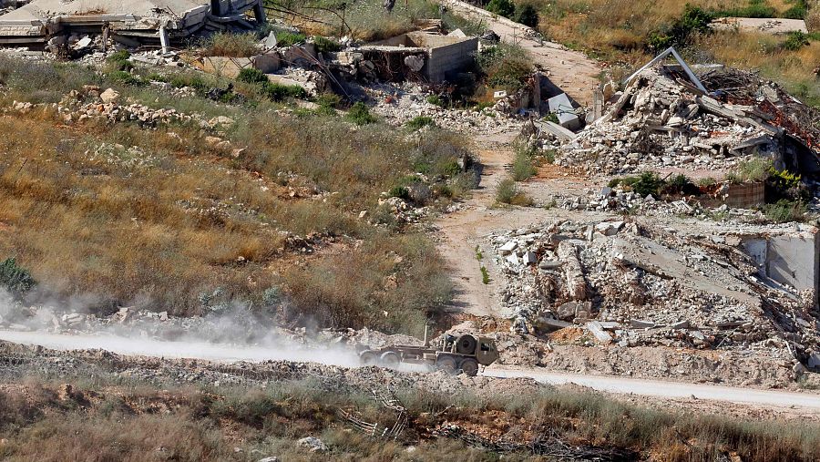 Esta fotografía, tomada desde una posición en el norte de Israel, cerca de la frontera con el Líbano, muestra un vehículo militar israelí circulando por una carretera en el sur del Líbano el 22 de junio de 2026.