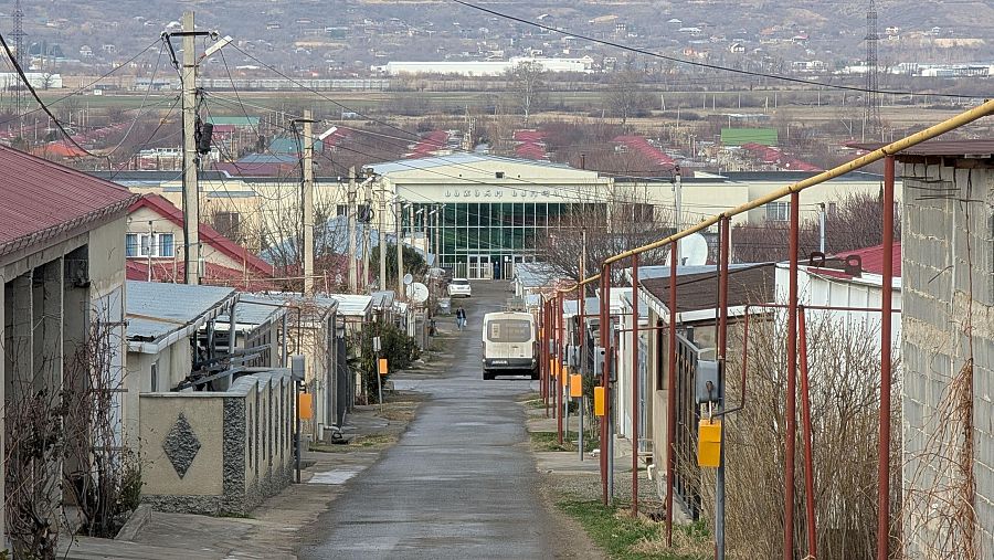 El campamento de Tserovani, construido en 2008 por el gobierno de Georgia para los desplazados de Osetia del Sur