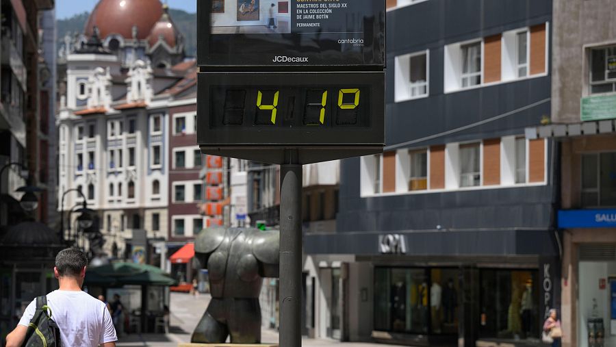 Un termómetro del centro de Oviedo marca 41 grados este martes