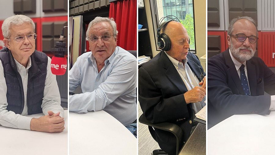 Cuatro historiadores: Ángel Luis Cervera Fantoni, José Antonio Gurpegui, Richard L. Kagan y Gonzalo Quintero Rivera, en un estudio de radio durante la grabación de un programa.