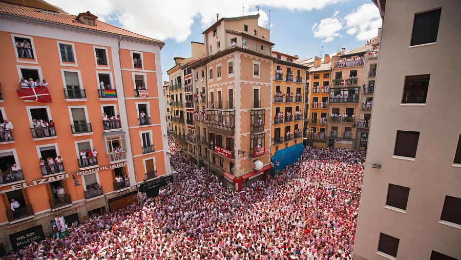 Cientos de personas celebran las fiestas de San Fermín en Pamplona