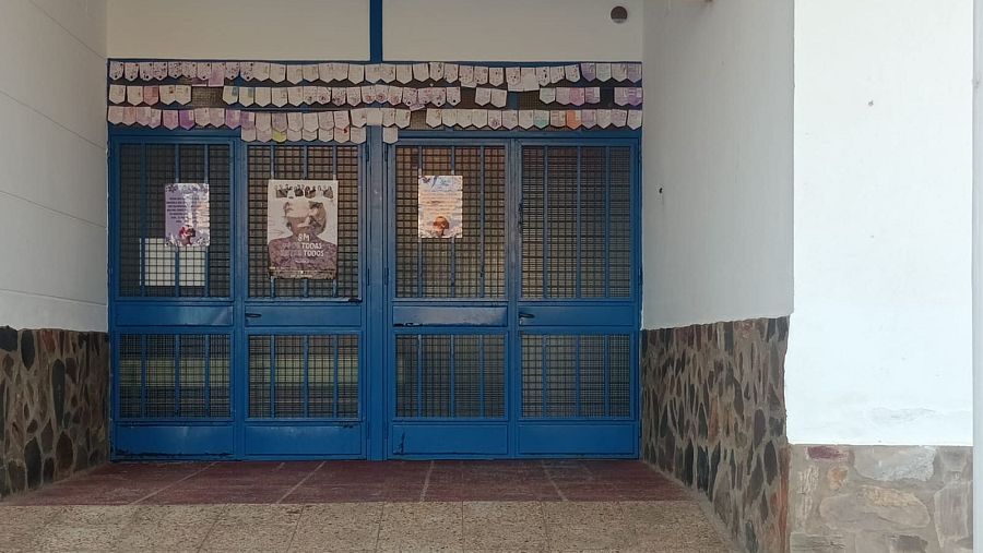 Puerta de acceso al CEIP Jiménez Andrade en Puebla de Obando, Badajoz.