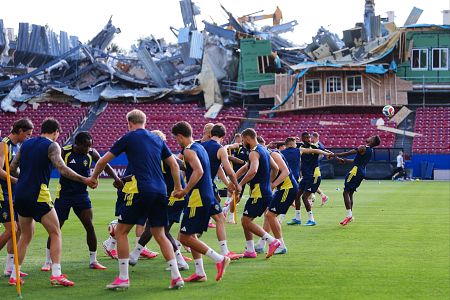 La selección sueca se entrena tras el derrumbe en el estadio del FC Dallas