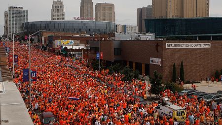 Cientos de aficionados de Países Bajos salen del centro de Kansas City hacia el Arrowhead Stadium donde su selección juega frente a Túnez un partido del Mundial 2026.