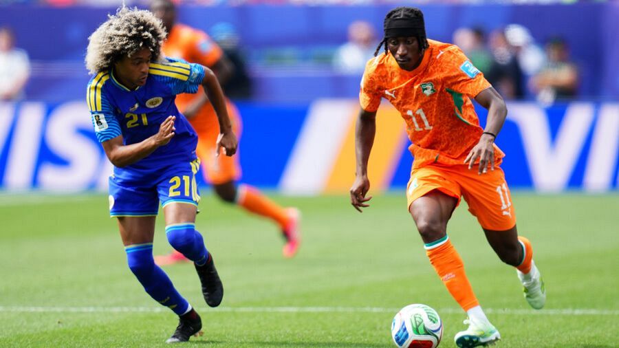 Yan Diomande y Tahith Chong, luchando por el balón durante el Costa de Marfil - Curazao