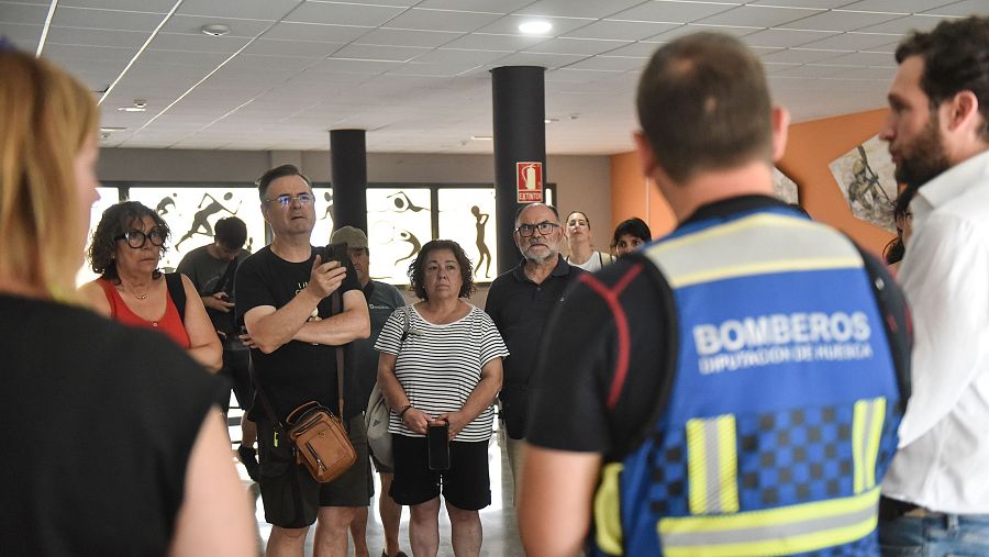 Los vecinos desalojados por el incendio, en la residencia de deportistas de Monzón, Huesca