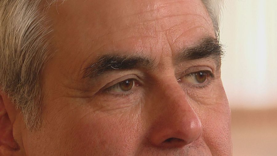 Primer plano del rostro de Jonathan Haidt, psicólogo social, con mirada atenta y concentrada. Se aprecian arrugas marcadas y cabello canoso.