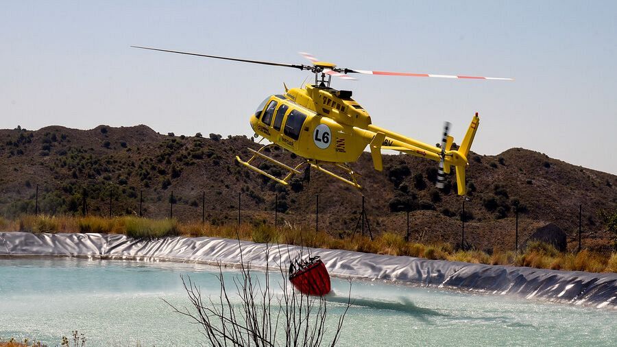 Un helicóptero recoge agua para extinguir el incendio que surgió en el término de Tamarite de Litera