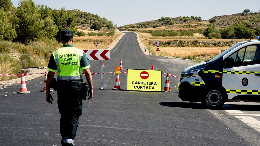 Carretera cortada por el incendio que ha afectado a más de 4.000 hectáreas