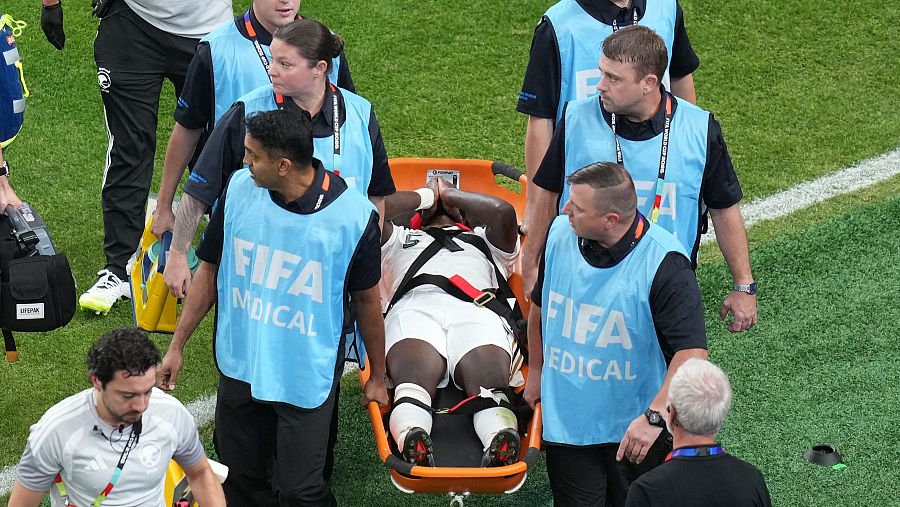 Hassan Tambakti saliendo en camilla del terreno de juego en el Cabo Verde - Arabia Saudí del Mundial 2026